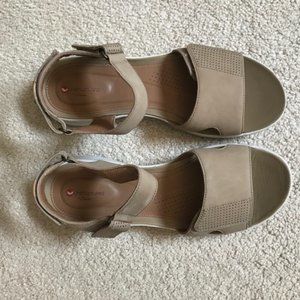 Clarks Women's Un Adorn Calm Sandal 9.5M